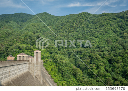 群馬縣中之條町島川水壩和夏季鬱鬱蔥蔥的山脈 133698378