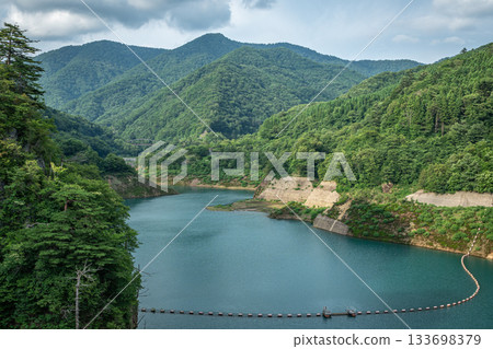 群馬縣中之條町：夏日的志摩川水壩湖和鬱鬱蔥蔥的青山 133698379