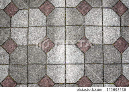 日本人行道上幾何圖案鵝卵石紋理背景 133698386