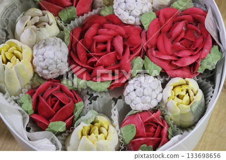 Marshmallow flowers in a hat box, marshmallow tulips and roses, homemade marshmallow, close-up Marshmallow flowers in a hat box, marshmallow tulips and roses, homemade marshmallow, close-up 133698656