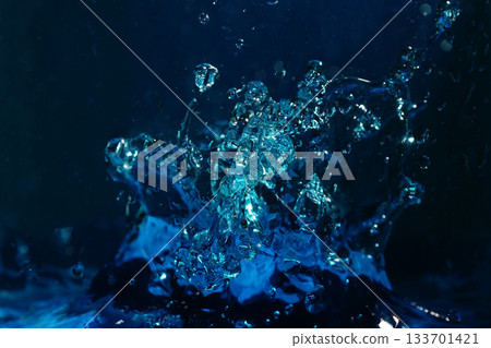 深藍背景上的水濺 133701421