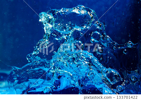 深藍背景上的水濺 133701422