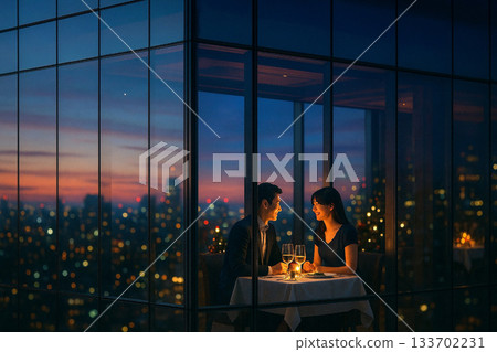 一對日本夫婦在可以欣賞夜景的餐廳享用聖誕晚餐。 一對日本夫婦在可以欣賞夜景的餐廳享用聖誕晚餐。 133702231