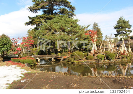 青森縣弘前市有形文化遺產藤田紀念花園的雪景和秋葉，以及城樓 133702494