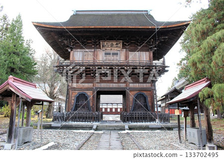 Sanmon Gate in late autumn, Important Cultural Property, Choshoji Temple, Hirosaki City, Aomori Prefecture Sanmon Gate in late autumn, Important Cultural Property, Choshoji Temple, Hirosaki City, Aomori Prefecture 133702495