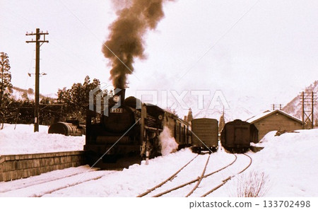 1969年：C571號列車（仍在服役，車號最高）從板越西線白崎站（現為三河站）出發，新潟縣紀實照片 133702498