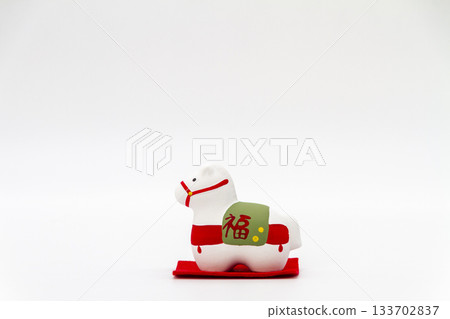 白色背景上的馬年生肖小雕像（新年） 133702837