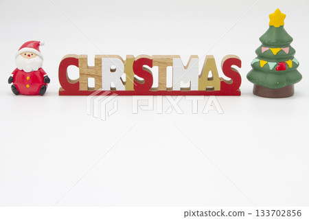 聖誕快樂!聖誕老人、聖誕樹和木製字母(白色背景) 聖誕快樂!聖誕老人、聖誕樹和木製字母(白色背景) 133702856