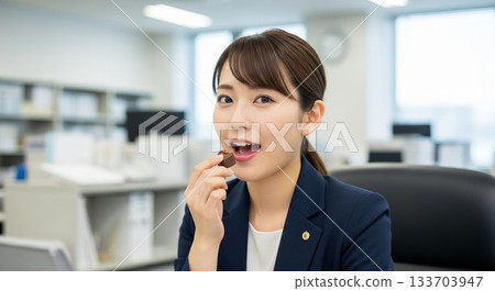 一位日本女員工在休息時享用巧克力 133703947