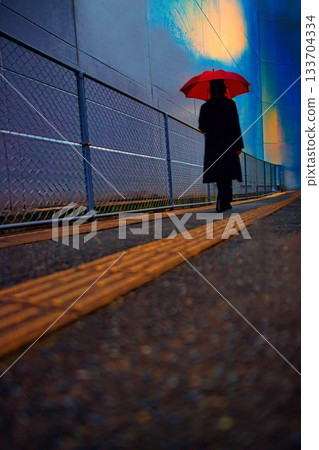 下雨天打傘走路的女人 下雨天打傘走路的女人 133704334