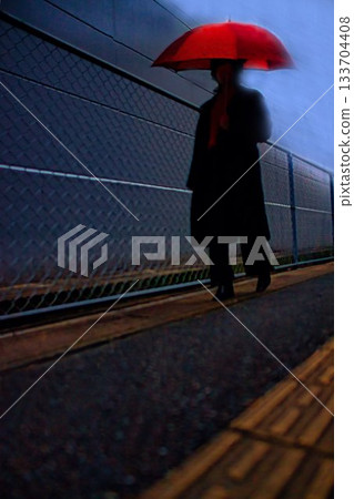 一名女子在城市的一條後巷撐著傘。 133704408