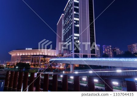 聖誕節期間的橫濱:音樂露台(K Arena 橫濱),位於橫濱車站附近的商業設施。 聖誕節期間的橫濱:音樂露台(K Arena 橫濱),位於橫濱車站附近的商業設施。 133704435