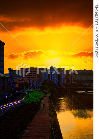 A city stained in sunset 133704649