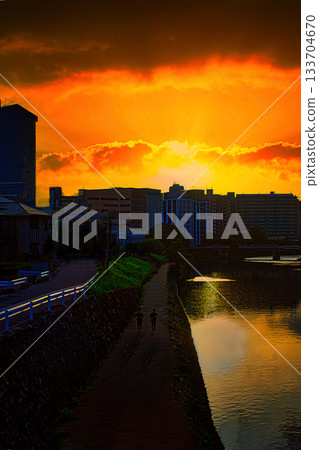 河面被夕陽染紅 河面被夕陽染紅 133704670