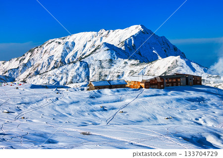 白雪皚皚的北阿爾卑斯山立山上的室堂 133704729