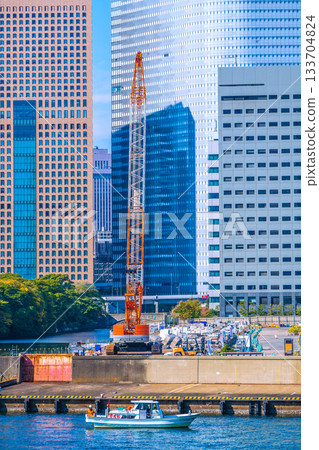 日本東京城市景觀:汐留建築群和原築地市場(6)的景色,包括臨時通道和裝卸碼頭上部結構的拆除情況。 日本東京城市景觀:汐留建築群和原築地市場(6)的景色,包括臨時通道和裝卸碼頭上部結構的拆除情況。 133704824
