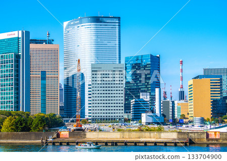 日本東京城市景觀：汐留建築群和原築地市場（6）的景色，包括臨時通道和裝卸碼頭上部結構的拆除情況。 133704900