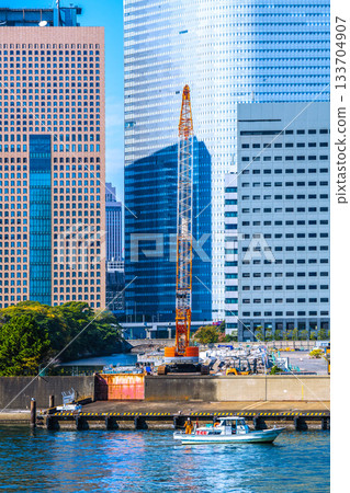 日本東京城市景觀：汐留建築群和原築地市場（6）的景色，包括臨時通道和裝卸碼頭上部結構的拆除情況。 133704907