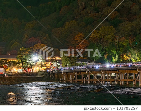 從渡輪橋眺望嵐山的夜景。 133705257