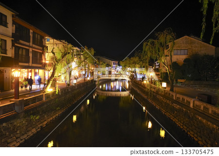 The fantastic night view of Kinosaki Onsen with visitors strolling around the hot springs 133705475