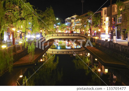 城崎溫泉的夜景非常迷人，遊客們在溫泉周圍漫步。 133705477