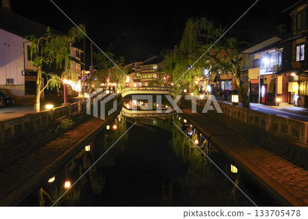 城崎溫泉的夜景非常迷人，遊客們在溫泉周圍漫步。 133705478