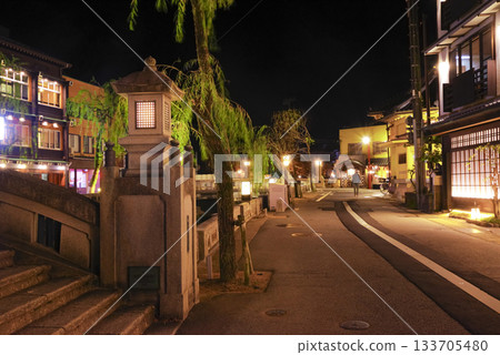 城崎溫泉的夜景非常迷人，遊客們在溫泉周圍漫步。 133705480
