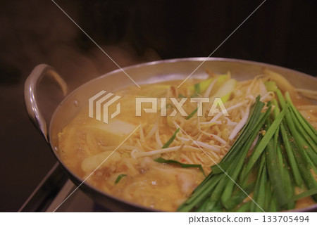 Steaming hot beef offal hotpot: a delicious winter dish 133705494