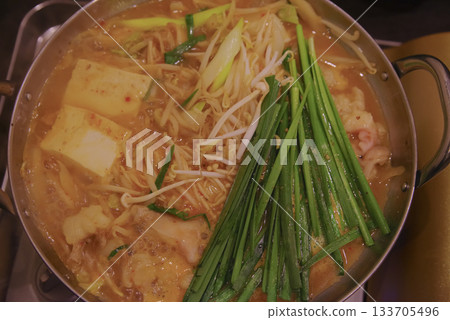 熱氣騰騰的牛雜火鍋：一道美味的冬季佳餚 133705496