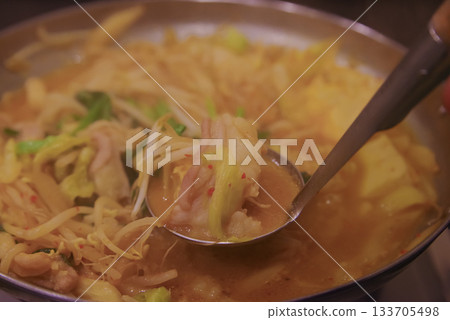 熱氣騰騰的牛雜火鍋：一道美味的冬季佳餚 133705498