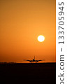 一架夕陽色的飛機從熊本機場起飛 133705945