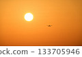 熊本機場，夕陽將飛機染成一片色彩繽紛的景象。 133705946