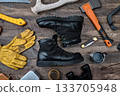 木桌上擺放著戶外靴和裝備。 133705948