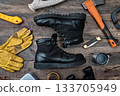 木桌上擺放著戶外靴和裝備。 133705949