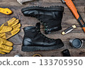 木桌上擺放著戶外靴和裝備。 133705950