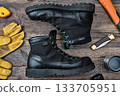 木桌上擺放著戶外靴和裝備。 133705951