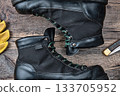 木桌上擺放著戶外靴和裝備。 133705952
