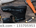 木桌上擺放著戶外靴和裝備。 133705953
