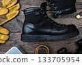 木桌上擺放著戶外靴和裝備。 133705954