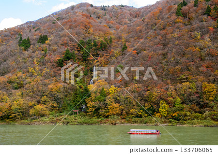 Late autumn in Mogami Gorge, Yamagata Prefecture, boat ride approaching Shiraito Falls Late autumn in Mogami Gorge, Yamagata Prefecture, boat ride approaching Shiraito Falls 133706065