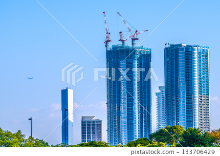 日本東京城市景觀，包括飛機、豐中區和興建中的高層公寓 133706429