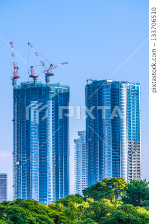 日本東京城市景觀：豐見區及在建塔式公寓大樓（11月14日） 133706510