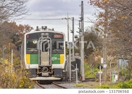 久留裡線列車停靠上總龜山站 133706568