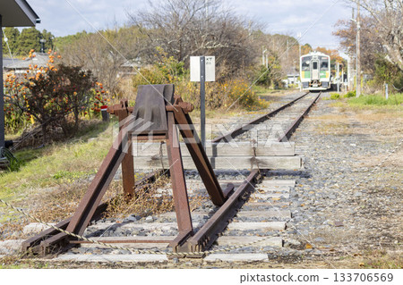 A Kururi Line train stopped at Kazusa-Kameyama Station 133706569