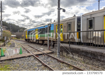 久留裡線列車停靠上總龜山站 久留裡線列車停靠上總龜山站 133706570