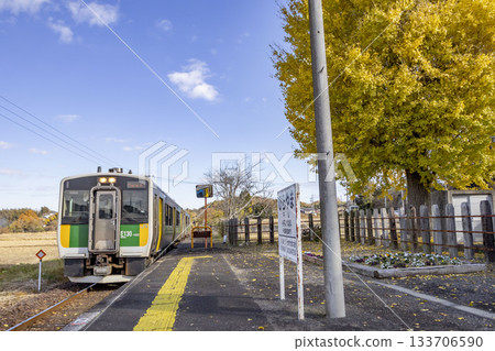 一列久留裡線列車抵達平山站。 一列久留裡線列車抵達平山站。 133706590