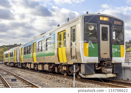 一列庫魯裡線列車停靠在庫魯里站。 一列庫魯裡線列車停靠在庫魯里站。 133706622