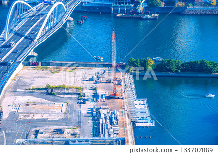 日本東京城市景觀：築地市場舊址（6）臨時通道及裝卸碼頭上部結構拆除工程現場 133707089