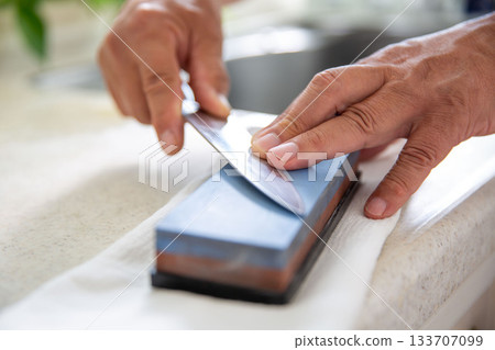 男人在廚房磨刀 男人在廚房磨刀 133707099