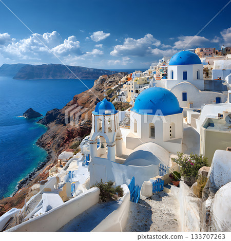 聖托里尼島景色壯麗，藍色圓頂和愛琴海盡收眼底。 133707263